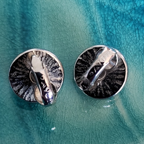 Avon clip-on earrings - Picture 2 of 2